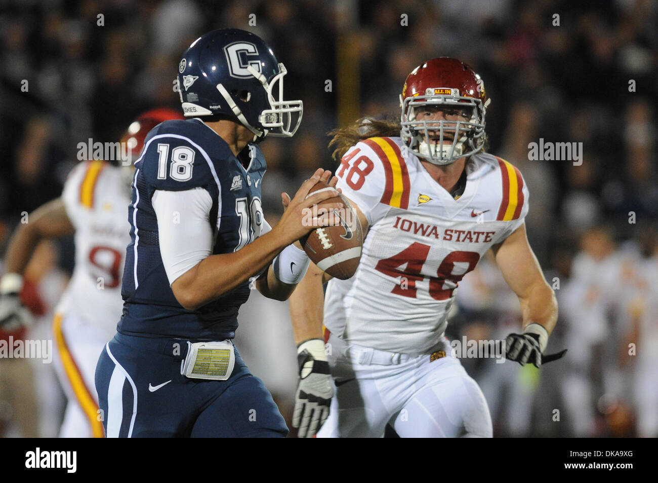 Sett. 16, 2011 - East Hartford, Connecticut, Stati Uniti - UConn QB Johnny McEntee (18) viene rintracciato da Iowa State DE Jake Lattimer (48). UConn conduce Iowa Stato 10 - 7 dopo la prima metà a Rentschler campo. (Credito Immagine: © Geoff Bolte/Southcreek globale/ZUMAPRESS.com) Foto Stock