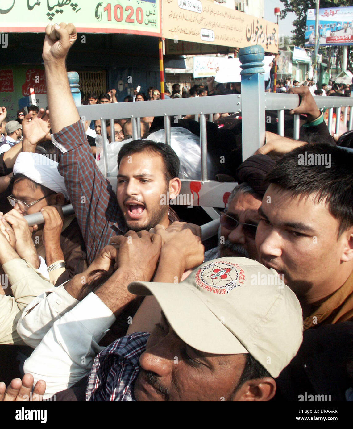 Di Karachi, Pakistan. 4° dic, 2013. Le persone che frequentano un funerale di mussulmano sciita leader Deedar Allama Ali Jalbani a Karachi in Pakistan, Dicembre 4, 2013. Circa 1.200 sciiti si sono stretti a Karachi il mercoledì per protestare contro l uccisione del senior leader comunitari Allama Deedar Jalbani ali in un attacco settario, bloccando un arteria stradale nel sud della città pakistane. Credito: Masroor/Xinhua/Alamy Live News Foto Stock