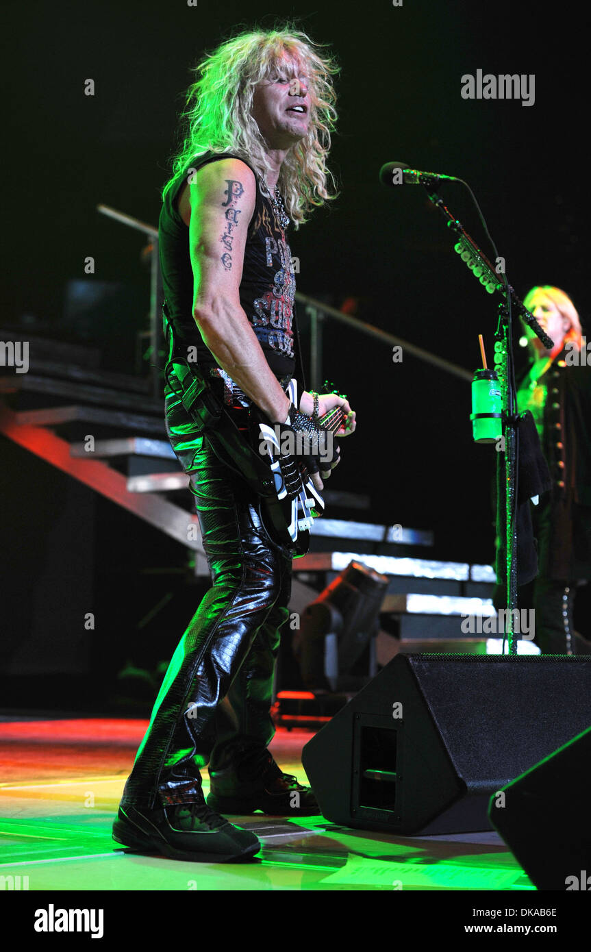 Rick Savage Def Leppard esibirsi dal vivo come parte della loro Rock of Ages tour St Augustine Florida - 17.09.12 Foto Stock