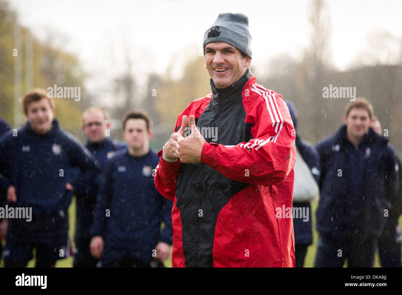 Rugby Union player, pullman, manager, Martin Johnson dando una lezione per gli alunni alla scuola di Solihull, West Midlands. Foto Stock