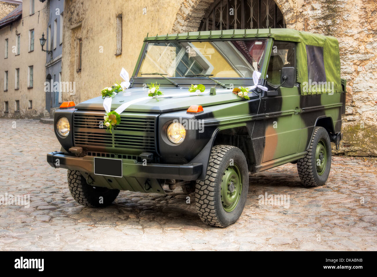 Militari di 4x4 veicolo decorate per matrimoni con fiori e nastro bianco. Foto Stock