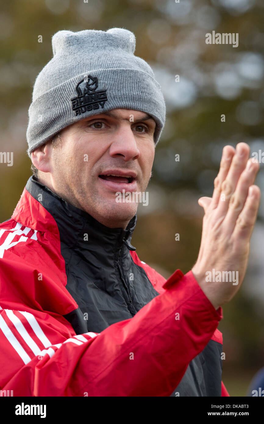 Rugby Union player, pullman, manager, Martin Johnson dando una lezione per gli alunni alla scuola di Solihull, West Midlands. Foto Stock