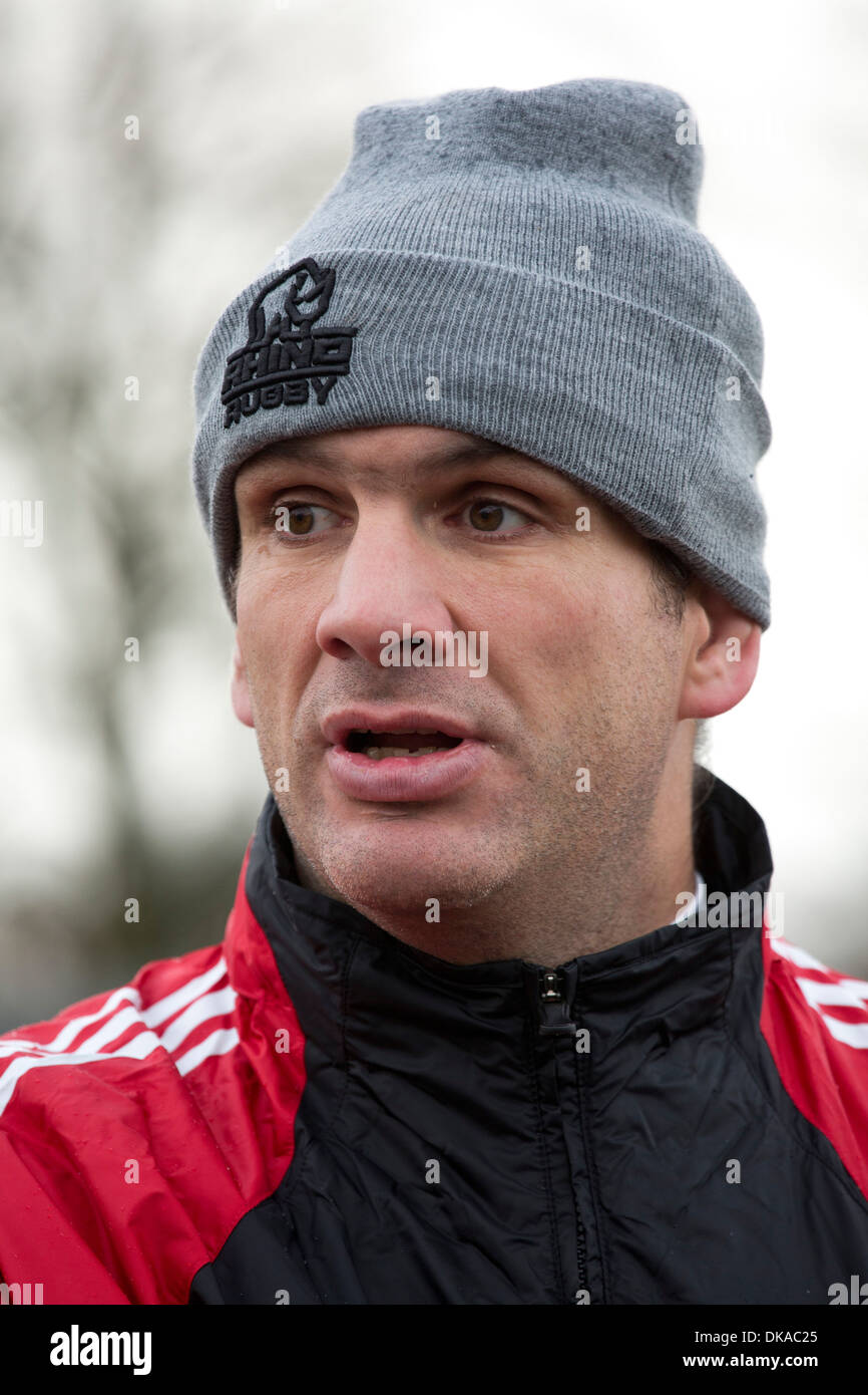 Rugby Union player, pullman, manager, Martin Johnson dando una lezione per gli alunni alla scuola di Solihull, West Midlands. Foto Stock