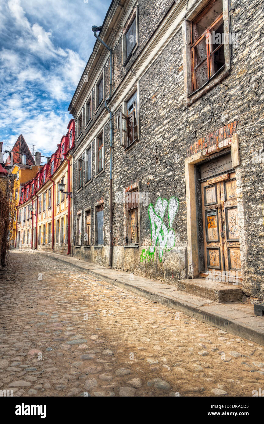 Il vecchio edificio abbandonato con graffiti e vetri rotti nella Città Vecchia di Tallinn, Estonia Foto Stock