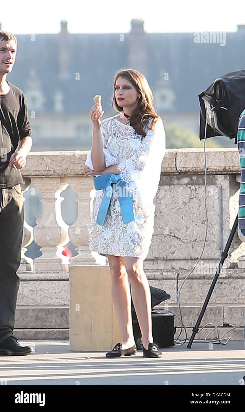 L'attrice francese e il modello Laetitia Casta sul set di una moda sparare sul Pont Alexandre III Parigi - 17.09.12 Foto Stock