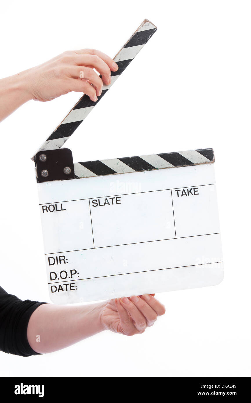 Mani femminili tenendo un film aperto clapperboard su uno sfondo bianco. Foto Stock
