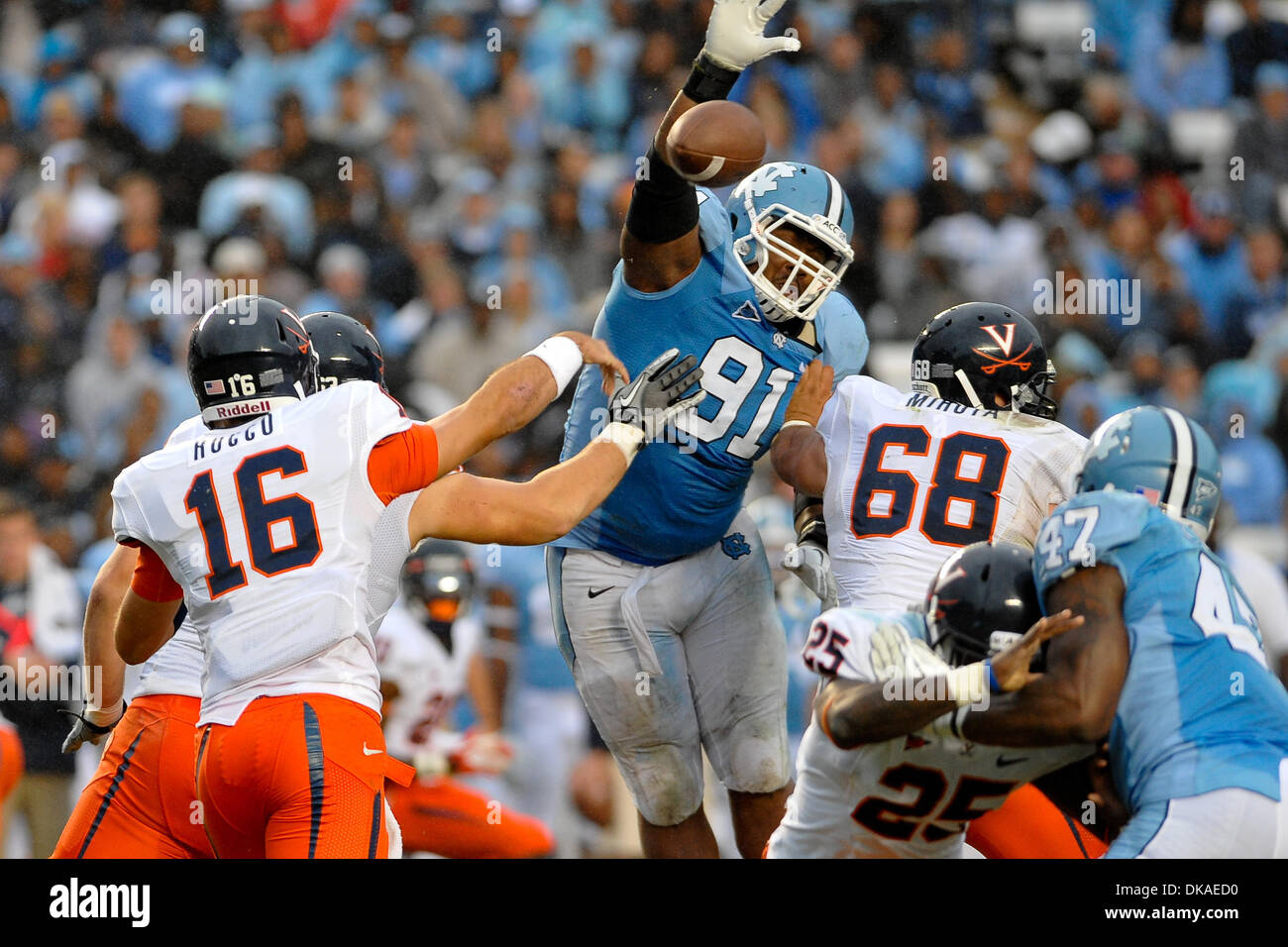 Sett. 17, 2011 - Chapel Hill, North Carolina, USA - North Carolina Tar Heels tackle difensivo Tydreke Powell (91) precipita il QB.North Carolina sconfigge Virginia 28-17 a Kenan Stadium di Chapel Hill nella Carolina del Nord. (Credito Immagine: © Anthony Barham/Southcreek globale/ZUMAPRESS.com) Foto Stock