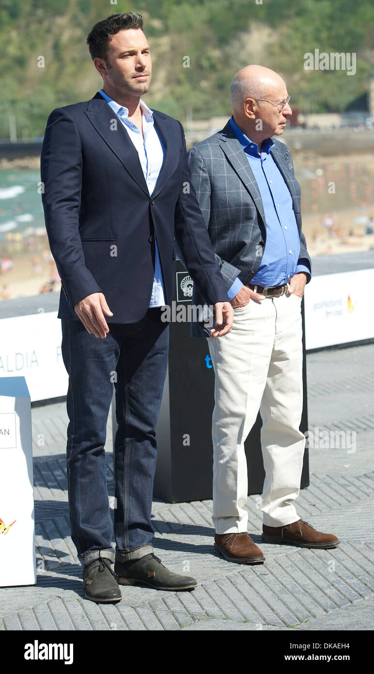 Ben Affleck e Alan Arkin frequentare photocall Argo al Kursaal Palace durante il sessantesimo Festival Internazionale del Film di San Sebastian SAN Foto Stock