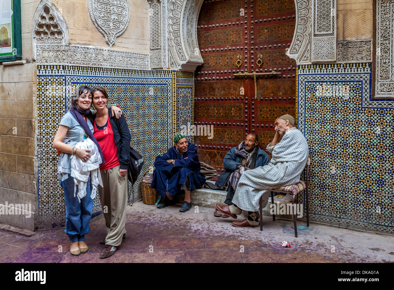 Due turisti posano per le foto fuori moschea Sidi Ahmed Tijani, la Medina di Fez, Marocco Foto Stock