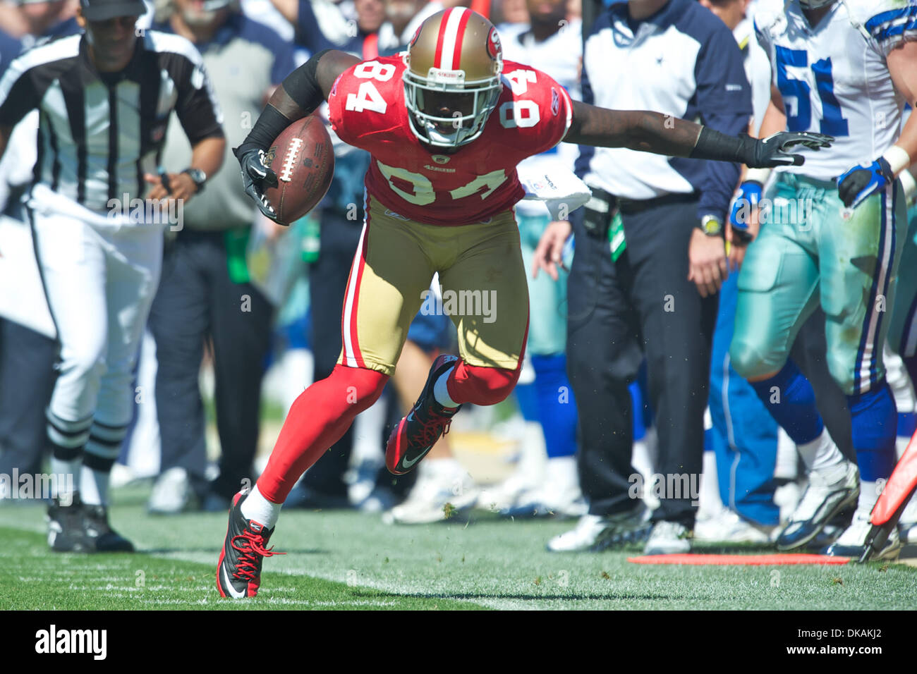 Sett. 18, 2011 - San Francisco, California, Stati Uniti - 49ers wide receiver Josh Morgan (84) cerca di stare in limiti durante il gioco di NFL tra Dallas Cowboys e San Francisco 49ers al Candlestick Park di San Francisco, CA. Il cowboy battere il 49ers 27-24 in ore di lavoro straordinario. (Credito Immagine: © Matt Cohen/Southcreek globale/ZUMAPRESS.com) Foto Stock