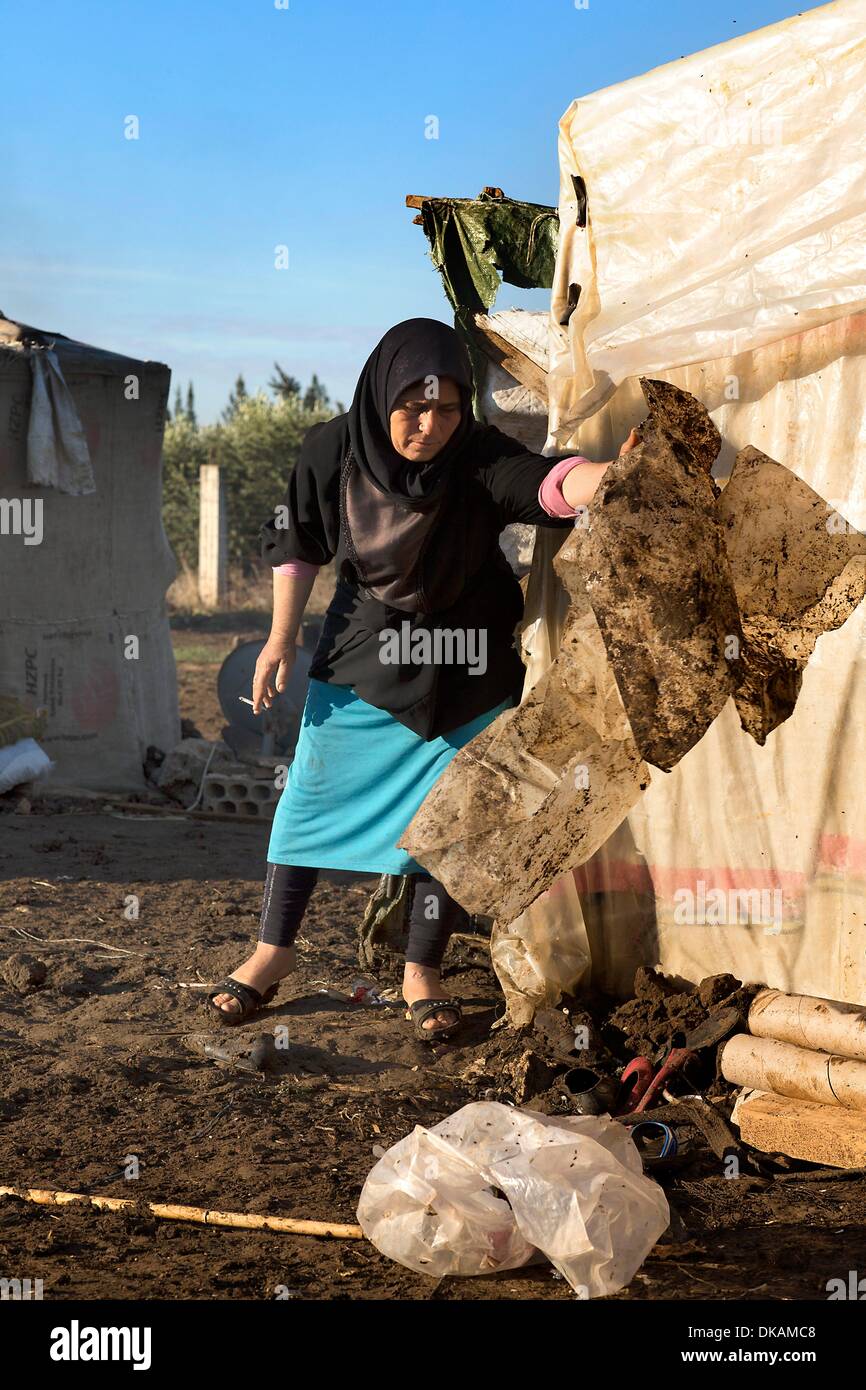 Questa famiglia fuggì dalla Siria al Libano , nelle prime sei settimane i bambini sono stati completamente in proprio. Il padre morì in guerra e la madre non poteva lasciare i suoi genitori soli. Ella ha venduto l'ultima vacca e inviato i sei figli fuori da solo . Il più antico d Foto Stock