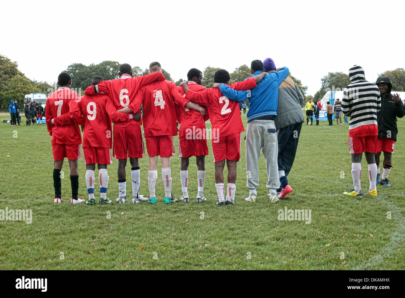 La squadra di football huddle insieme durante l'epilogo ai rigori. Giocare a calcio. Foto Stock