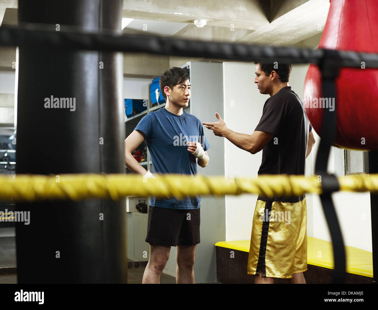 Boxer avente la conversazione in spogliatoio Foto Stock