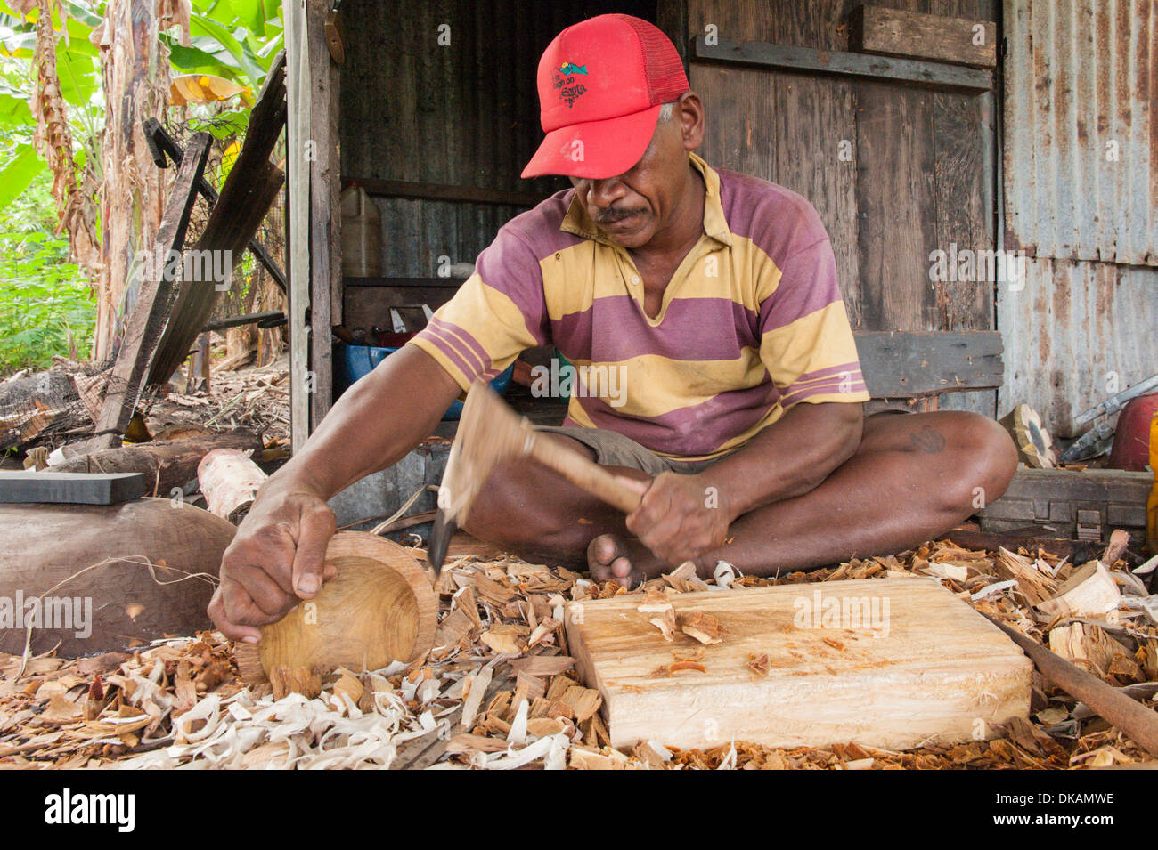 Nico, un intagliatore di legno carving tanoa, tradizionale ciotole di kava fuori vesi, un legno duro locale. Villaggio Muanaicake, Fulaga, Laus, Isole Figi. Foto Stock