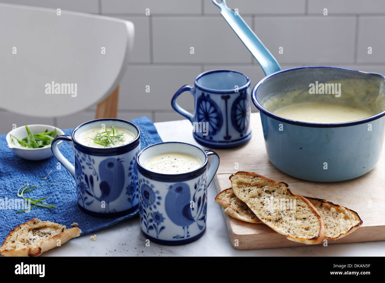 Pasto con tazze di porri e patate zuppa di pane Foto Stock