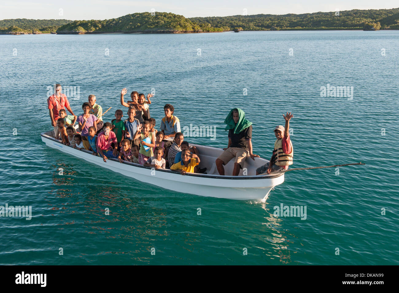 Venerdì pomeriggio e la scuola primaria di ritorno per bambini dai locali di barca dall'isola della scuola primaria al loro villaggio. Fulaga, Laus Foto Stock