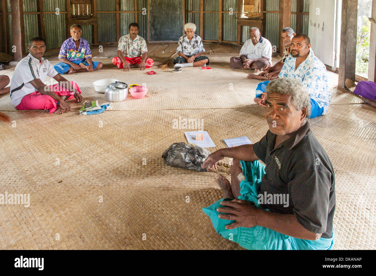 La cerimonia di Sevusevu con il capo di Besi. Presentazione di kava di visita per due yachts è Tai Kelekele (in primo piano). Fulaga Laus Figi Foto Stock