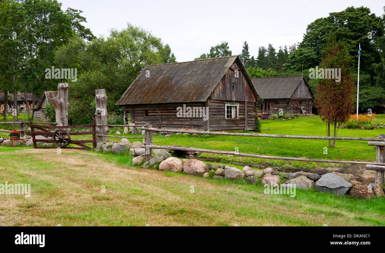 Case coloniche con grande giardino verde e legno e pietra ciottoli cantiere Foto Stock