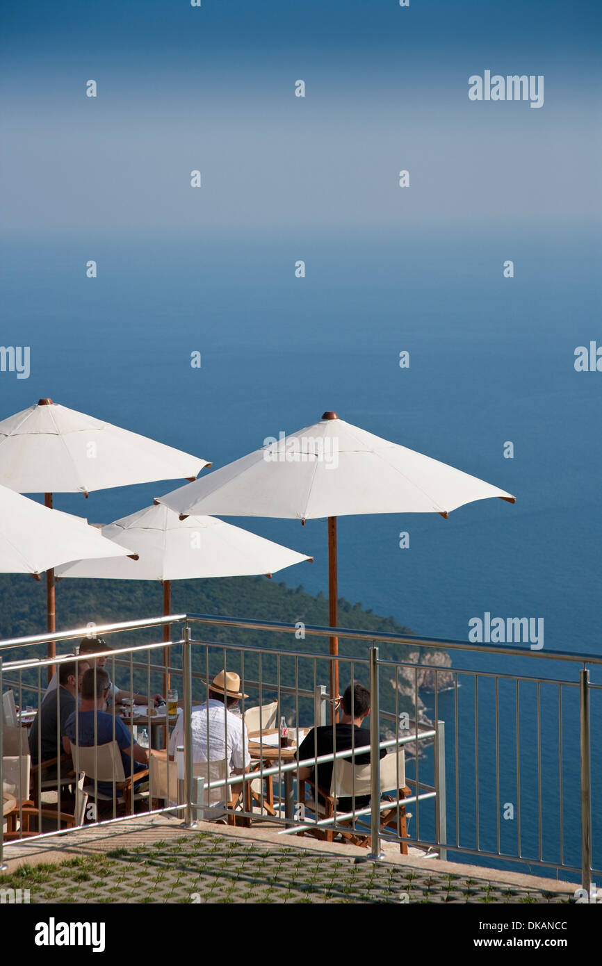 Dubrovnik, Croazia. Una vista dal cafe e la piattaforma di osservazione sulla collina di Srn guardando fuori attraverso il Mare Adriatico Foto Stock