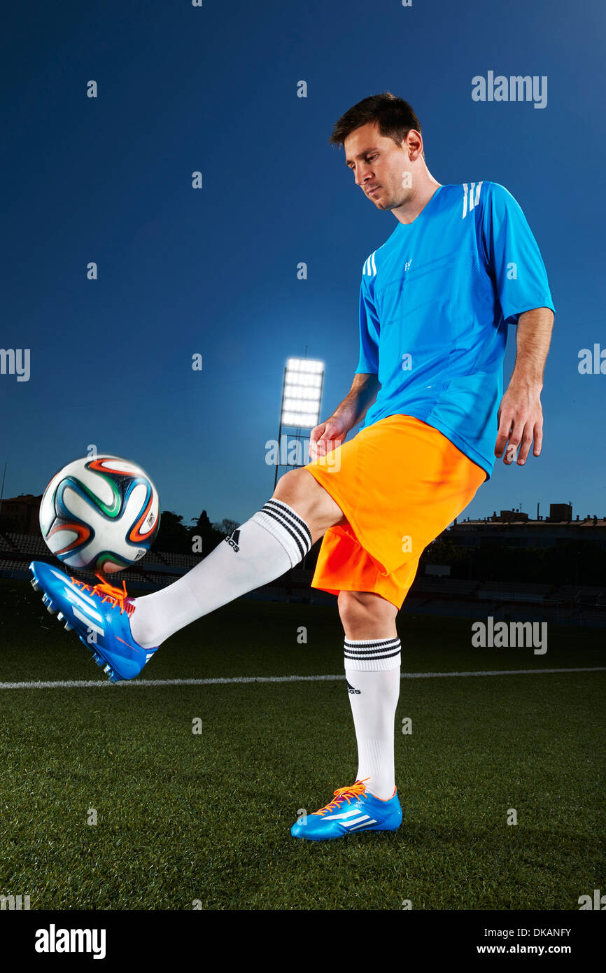 Lionel Messi (Argentina) con Adidas Brazuca, ufficiale match ball della FIFA World Cup Brasil 2014 Foto Stock