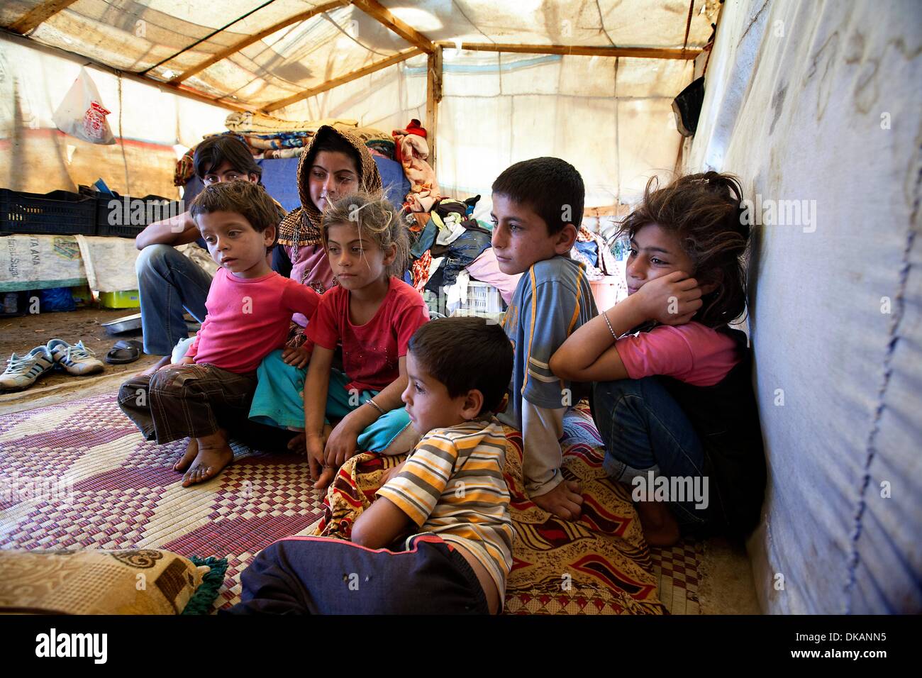 Venite ogni giorno a nuove famiglie in Halba e ambiente in Libano, fuggono dalla guerra e dalla distruzione nella vicina Siria. Tra di loro ci sono sempre molti bambini e giovani. Differenti, qui World Vision organizzazioni di soccorso di cercare di offrire ai profughi un temporar Foto Stock