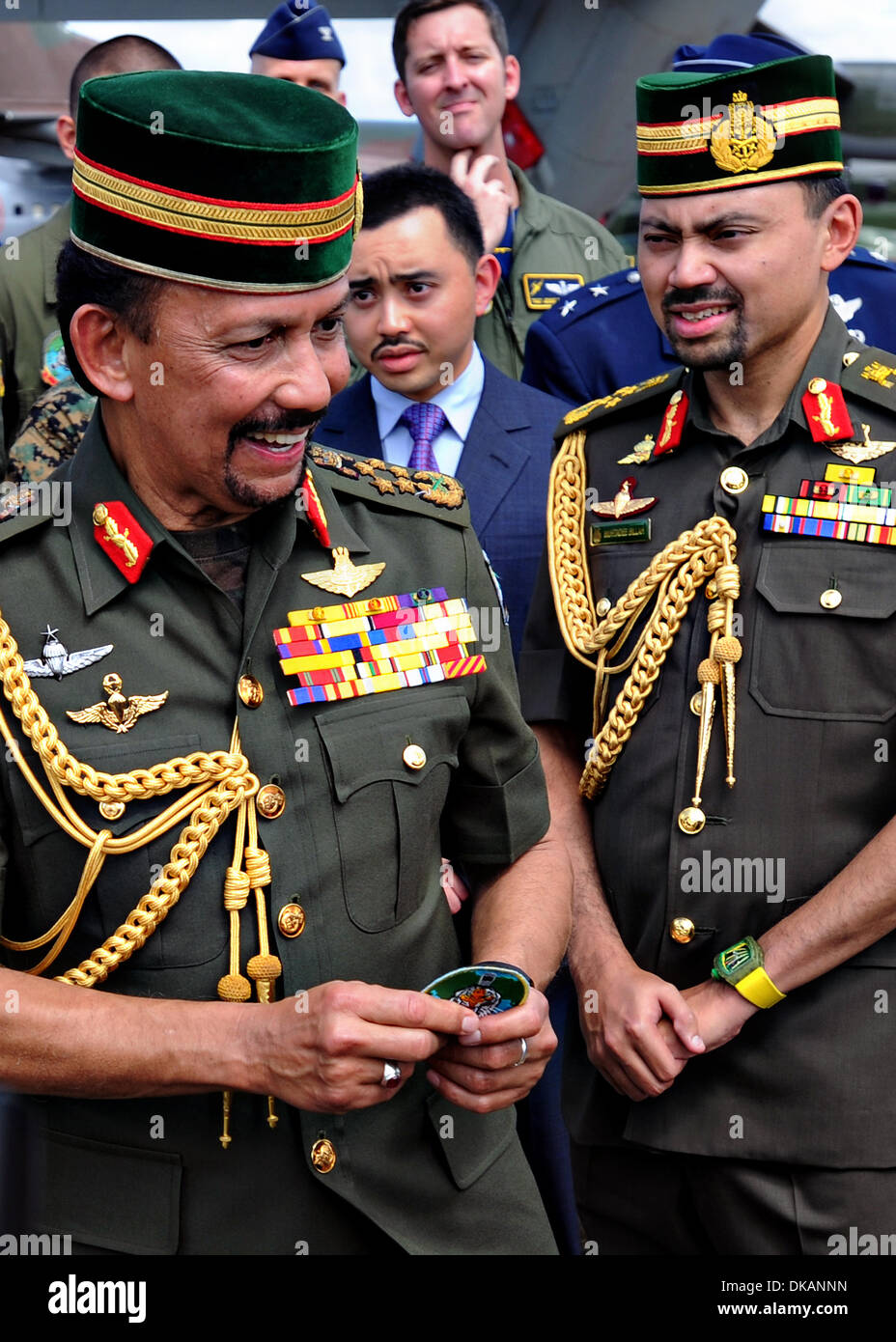 Il sultano del Brunei Haji Hassanal Bolkiahsutan sorrisi come egli accetta un volo patch da un servizio DEGLI STATI UNITI STATI durante la quarta Biennale Brunei Darussalam International Defence Exhibition sul flightline Rimba a base di aria Dicembre 3, 2013 Brunei. Foto Stock