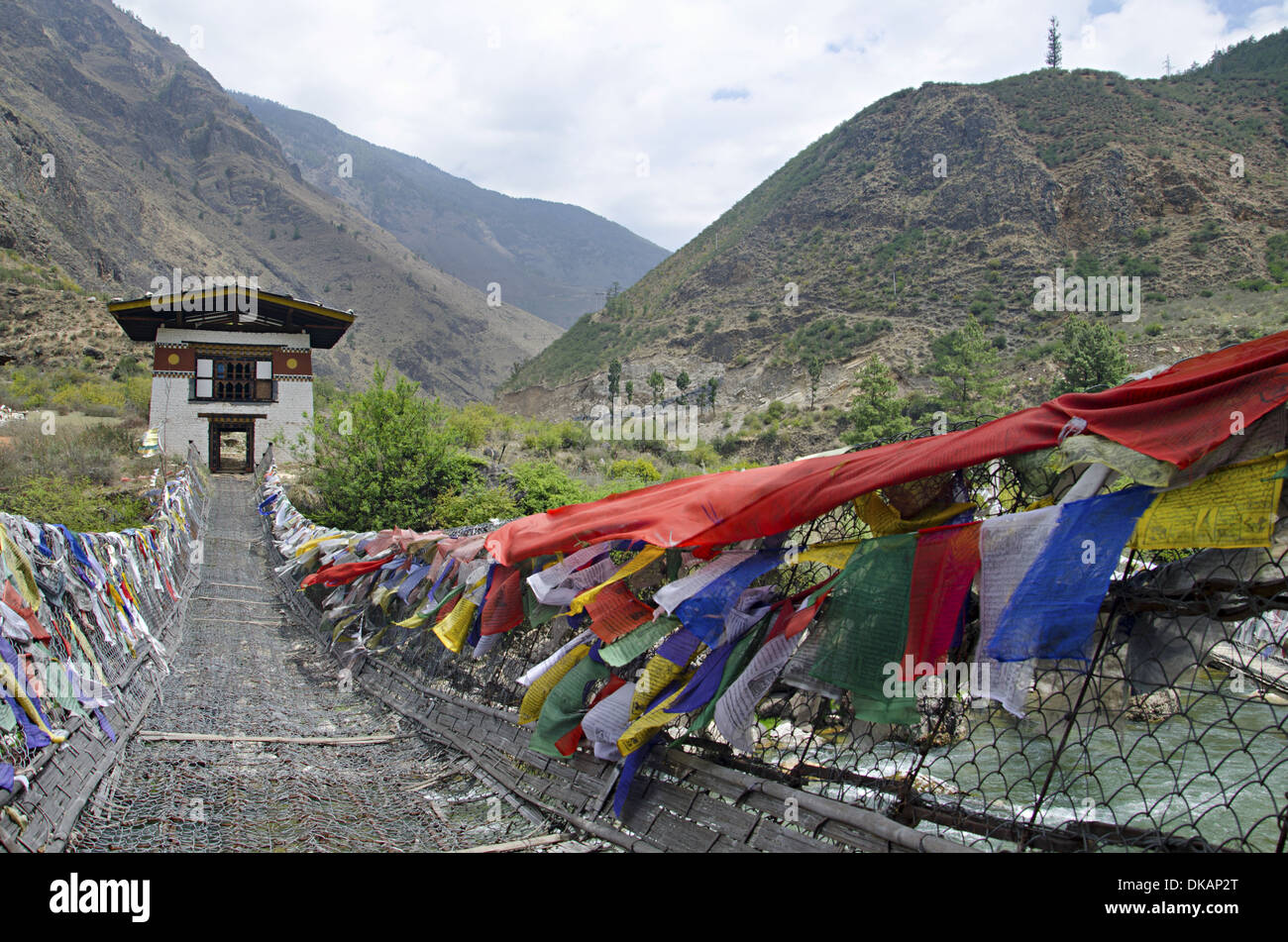 La catena di ferro ponte situato vicino Tachog Dzong Lhakhang tempio. Paro, Bhutan Foto Stock