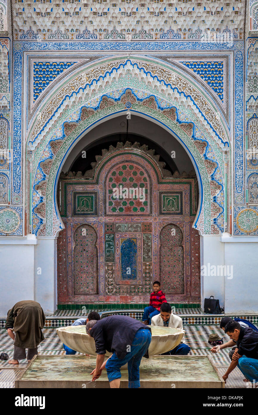 Gli uomini stessi di lavaggio prima della preghiera, Kairaouine (Al-Karaouine) , Moschea di Fez, Marocco Foto Stock