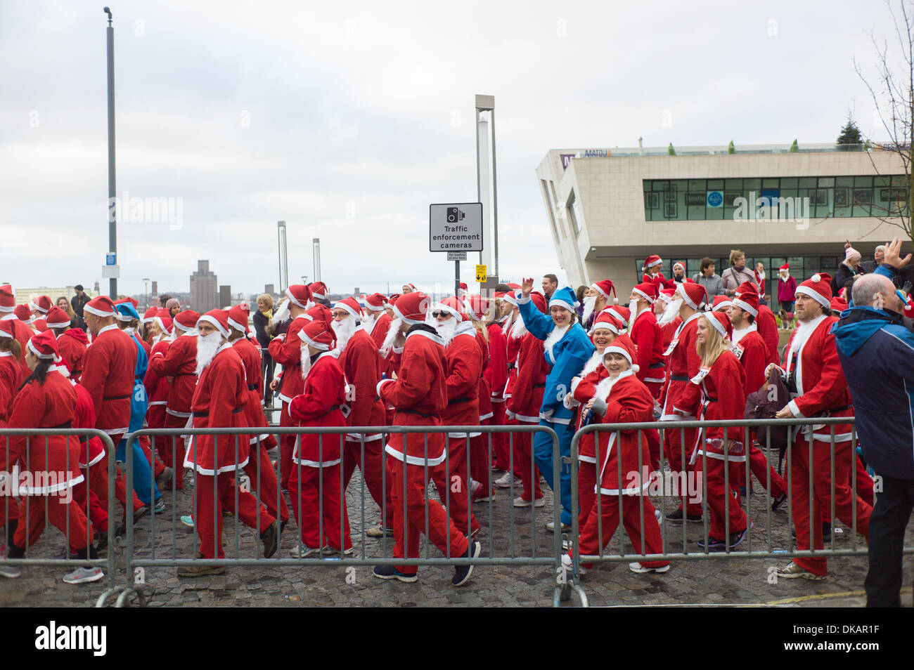 I corridori attendere l'inizio della carità Santa Dash in Liverpool Foto Stock