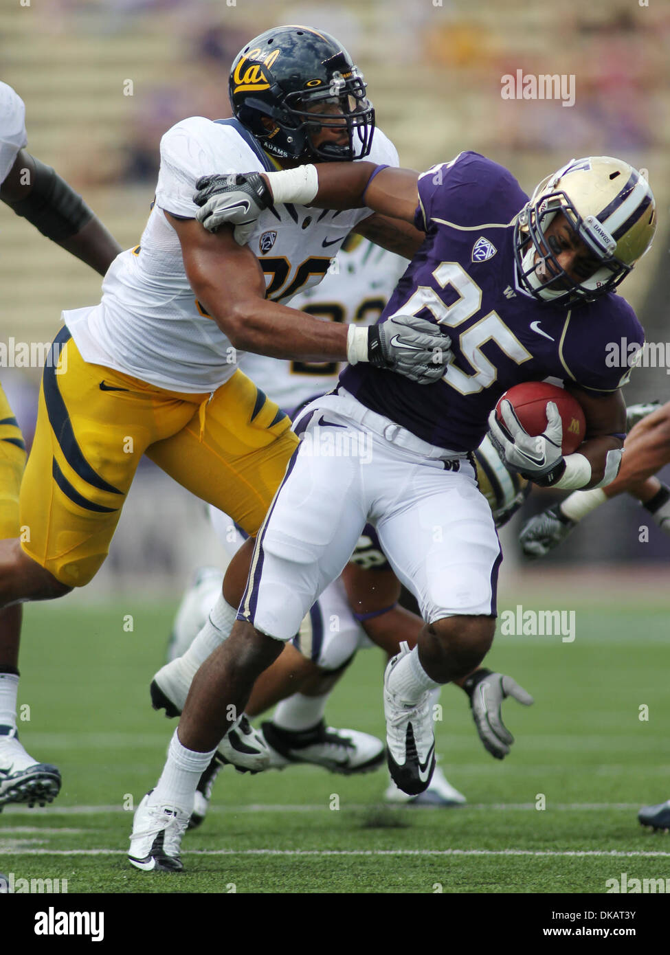 Sett. 24, 2011 - Seattle, Washington, Stati Uniti - Università di Washington Husky tailback vescovo SANKEY (25) corre per un guadagno contro U.C. Berkeley Golden porta di sicurezza MADUENO BRANDON (sinistra) nel loro NCAA Pac-12 matchup presso Husky Stadium di Seattle, Washington il 24 settembre 2011. (Credito Immagine: © Anthony Bolante/ZUMAPRESS.com) Foto Stock
