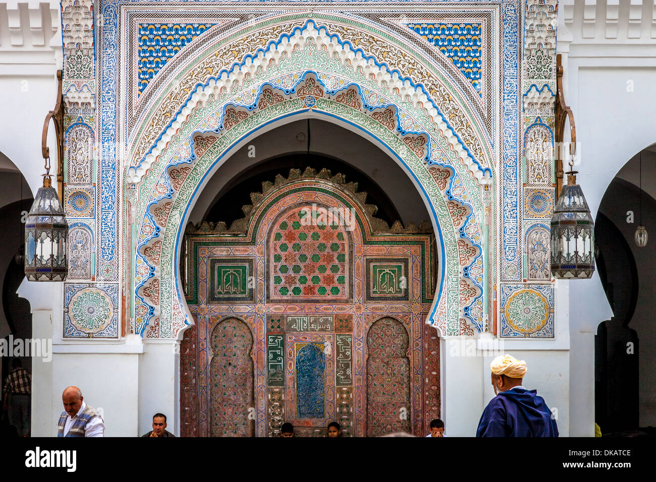 Gli uomini stessi di lavaggio prima della preghiera, Kairaouine (Al-Karaouine) , Moschea di Fez, Marocco Foto Stock