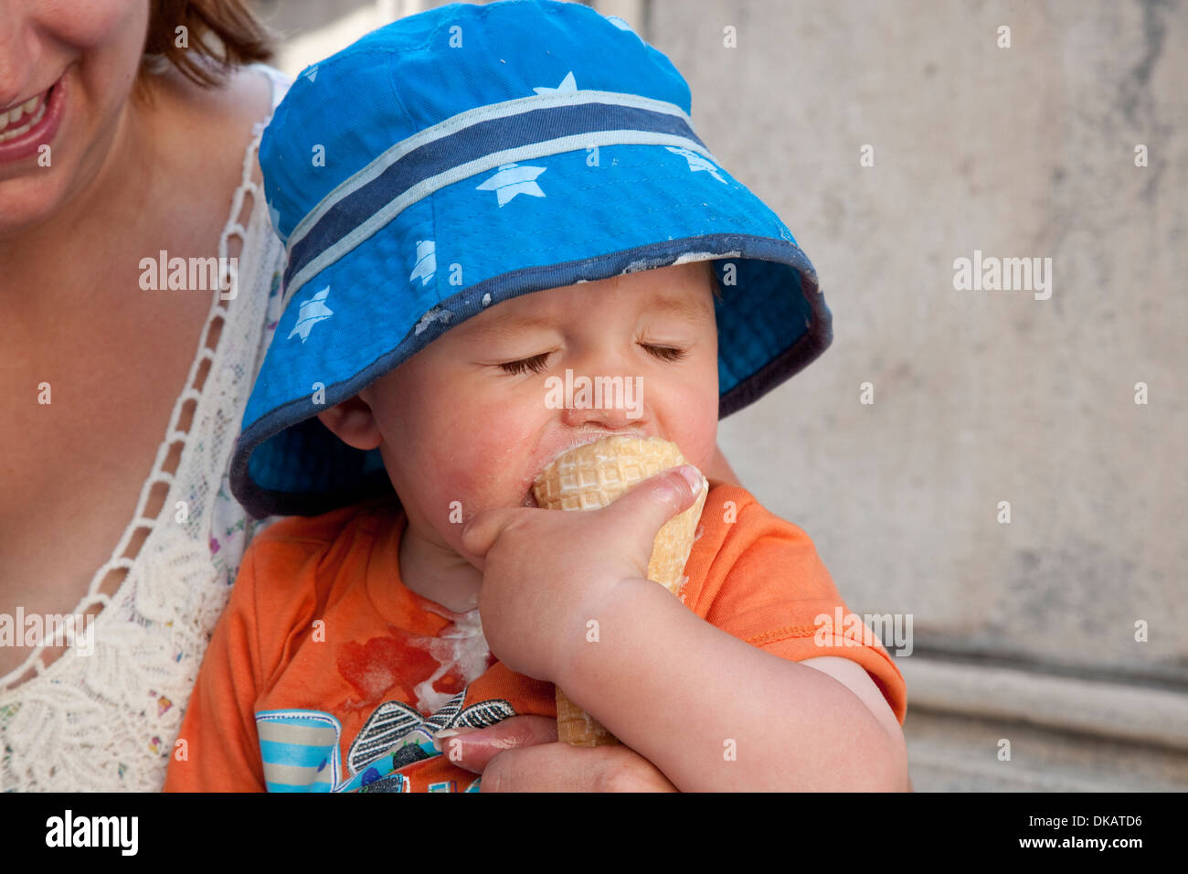 Giovane ragazzo facendo un pasticcio con un gelato. Foto Stock