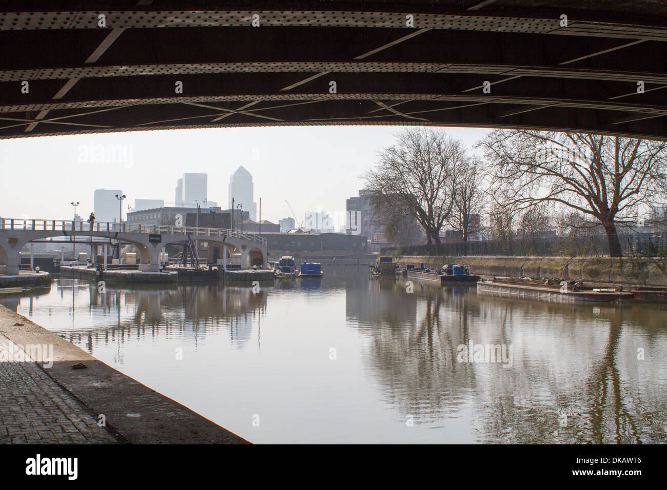 Sotto un ponte lungo il fiume Lea il percorso nella zona est di Londra Foto Stock