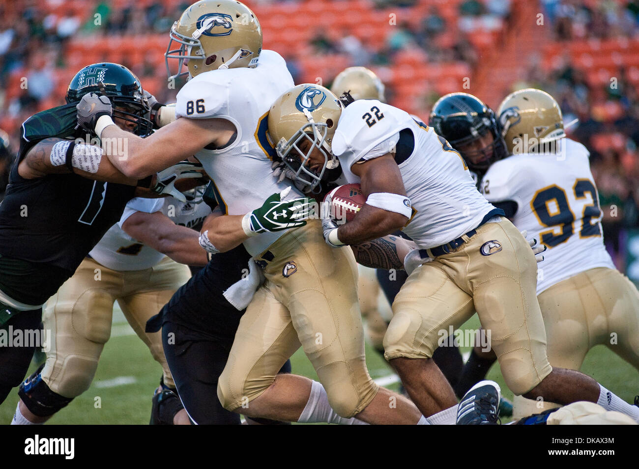 Sett. 24, 2011 - Honolulu, Hawaii, Stati Uniti - UC Davis Aggies running back Josh Reese #22 aratri per la sua strada per il primo semestre yardage. L'Hawaii Warriors ha sconfitto il UC Davis Aggies 56-14, il gioco è stato giocato al Aloha Stadium di Honolulu, Hawaii. (Credito Immagine: © Greg Honda Southcreek/Global/ZUMAPRESS.com) Foto Stock