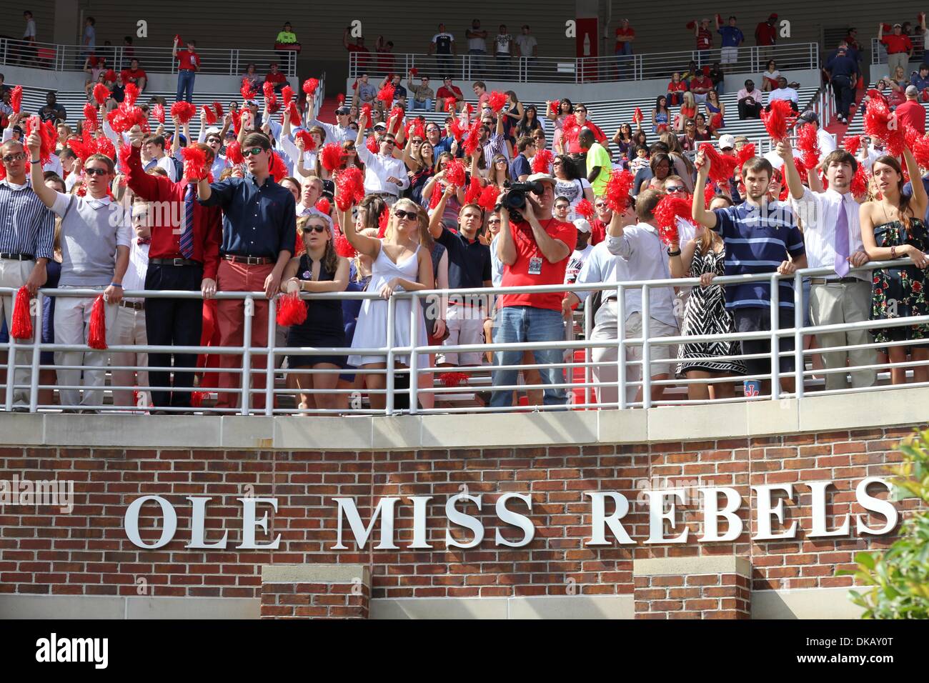 Sett. 24, 2011 - Oxford, Mississippi, Stati Uniti d'America - Ventilatori allegria durante il gioco a Vaught Hemingway Stadium di Oxford, MS. La Georgia ha sconfitto Ole Miss 27-13. (Credito Immagine: © Hays Collins/Southcreek globale/ZUMAPRESS.com) Foto Stock