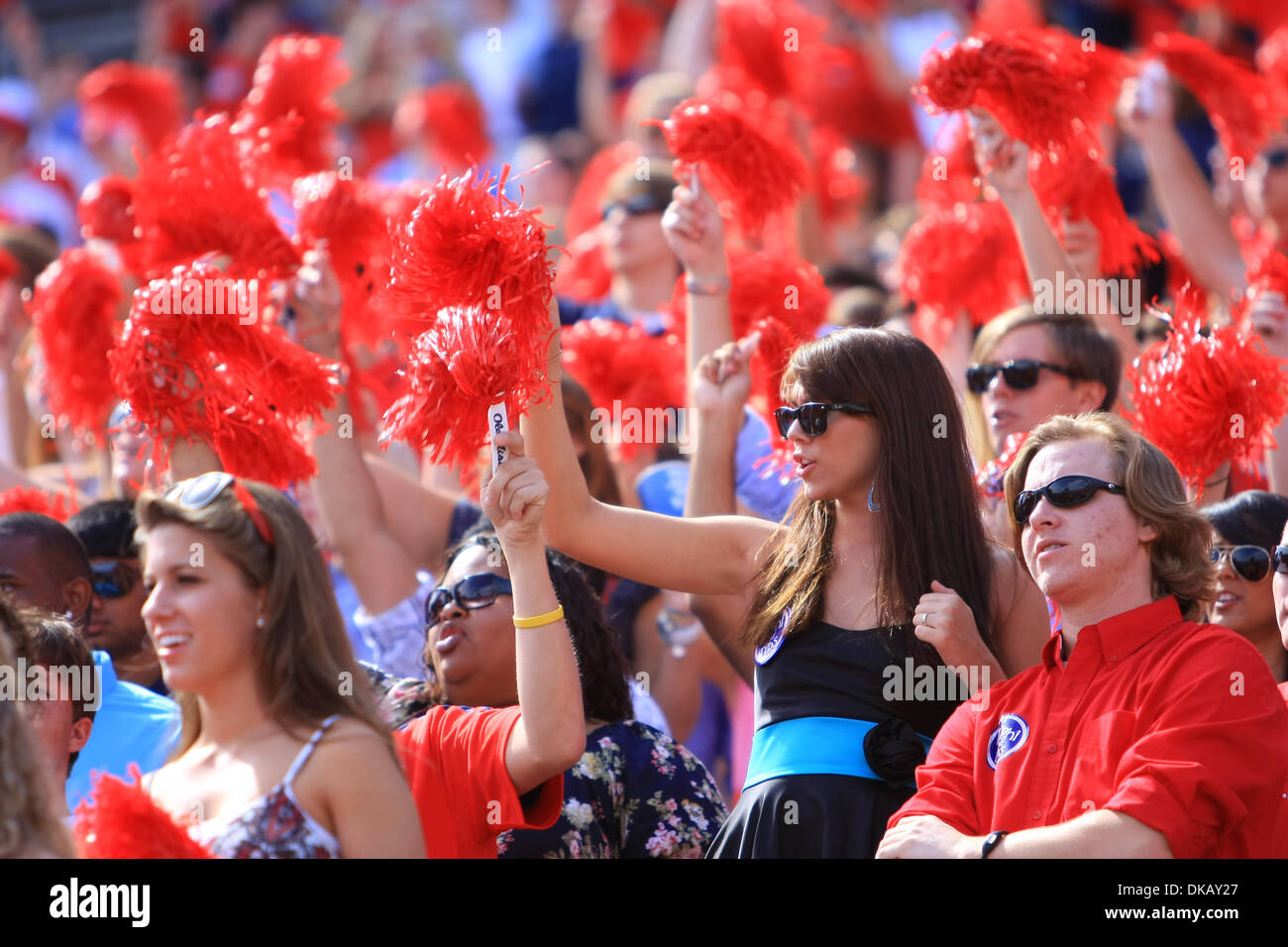 Sett. 24, 2011 - Oxford, Mississippi, Stati Uniti d'America - Ventilatori allegria durante il gioco a Vaught Hemingway Stadium di Oxford, MS. La Georgia ha sconfitto Ole Miss 27-13. (Credito Immagine: © Hays Collins/Southcreek globale/ZUMAPRESS.com) Foto Stock
