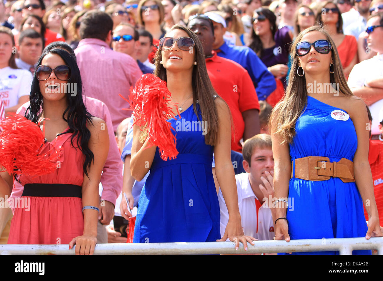 Sett. 24, 2011 - Oxford, Mississippi, Stati Uniti d'America - Ventilatori allegria durante il gioco a Vaught Hemingway Stadium di Oxford, MS. La Georgia ha sconfitto Ole Miss 27-13. (Credito Immagine: © Hays Collins/Southcreek globale/ZUMAPRESS.com) Foto Stock