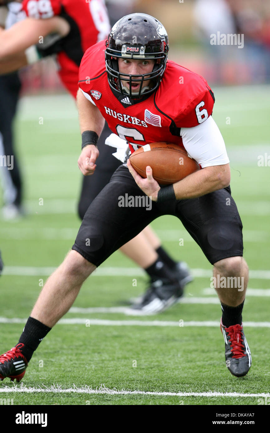 Sett. 24, 2011 - Dekalb, Illinois, Stati Uniti - Northern Illinois Huskies quarterback Giordania Lynch (6) tenta di evitare di affrontare durante la seconda metà azione degli Huskies 47-30 win over Cal Poly a Huskie Stadium di DeKalb, IL. (Credito Immagine: © Chris Anderson/Southcreek globale/ZUMAPRESS.com) Foto Stock
