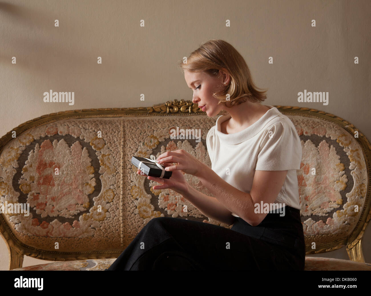 Donna regalo di apertura Foto Stock