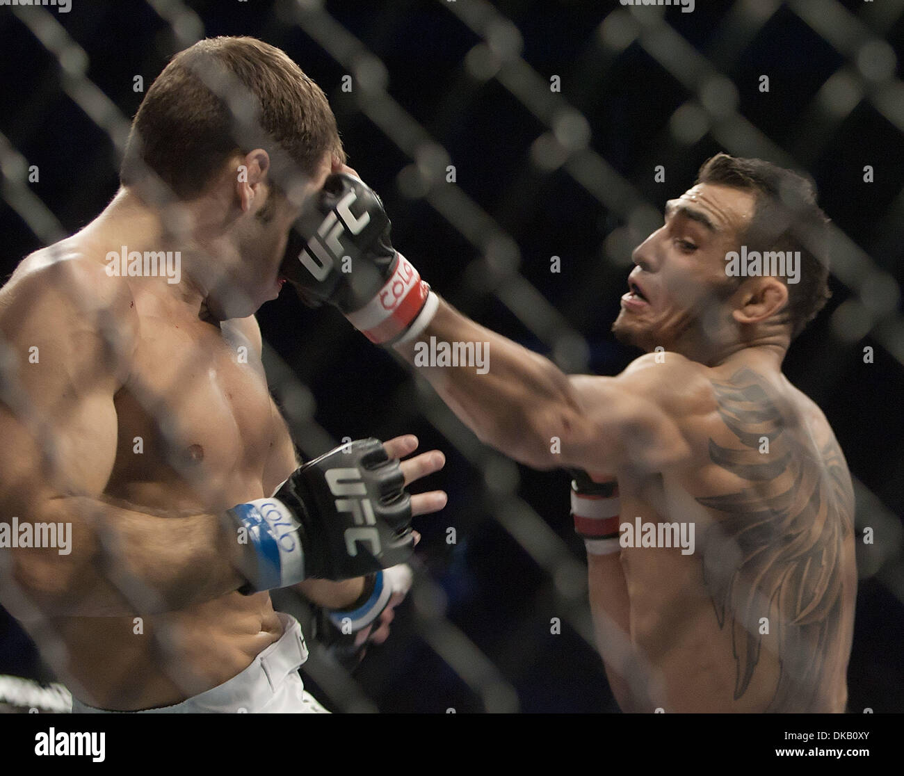 Sett. 24, 2011 - Denver, Colorado, U.S.A. - TONY FERGUSON, a destra si collega con una sinistra a AARON RILEY, sinistra, durante UFC 135 presso il Pepsi Center Sabato notte. FERGUSON vince per TKO nel 1st. round over Riley. (Credito Immagine: © Hector Acevedo/ZUMAPRESS.com) Foto Stock