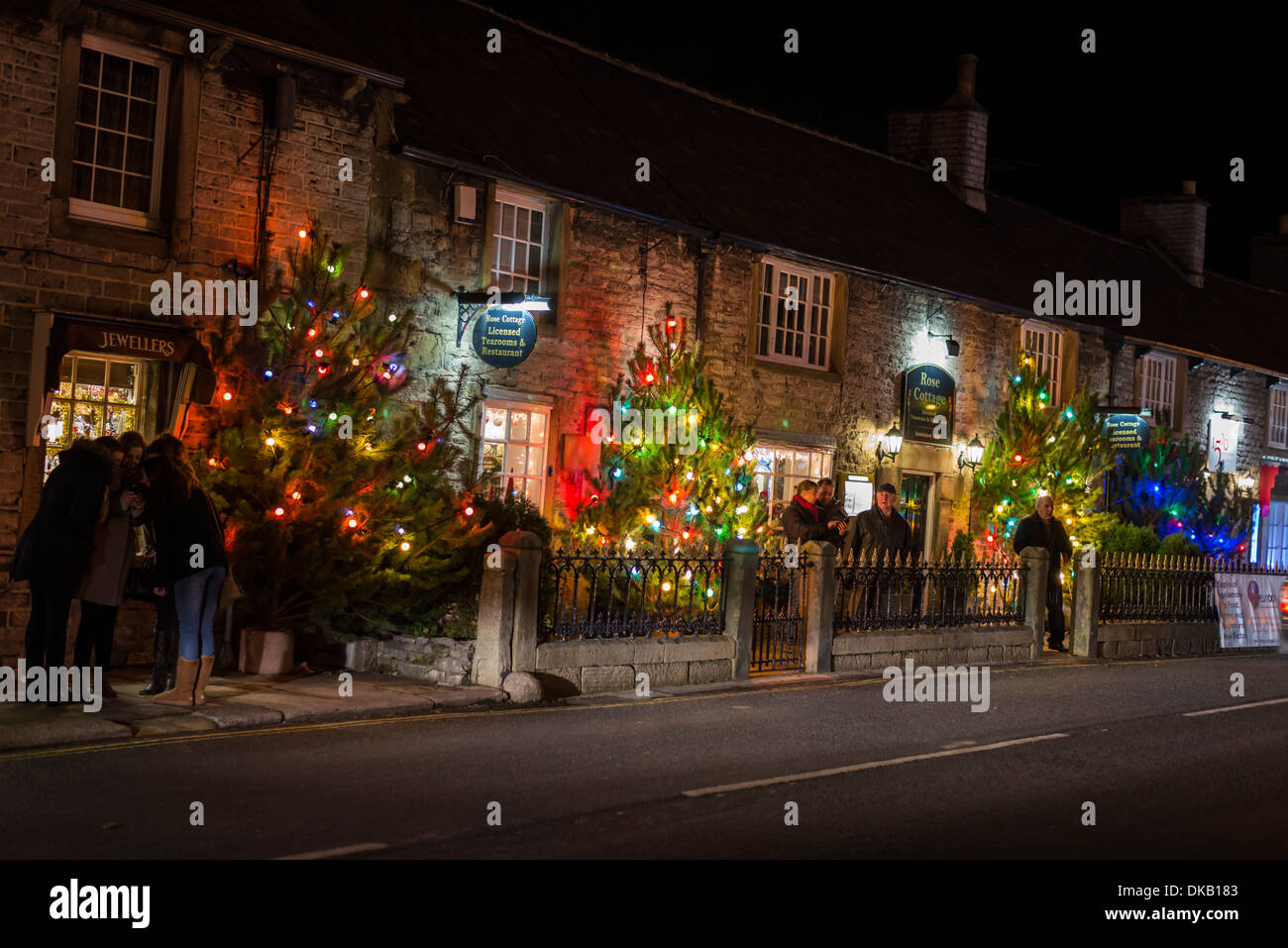 Albero di natale luci accese nel Peak District villaggio di Castleton Derbyshire Inghilterra Foto Stock