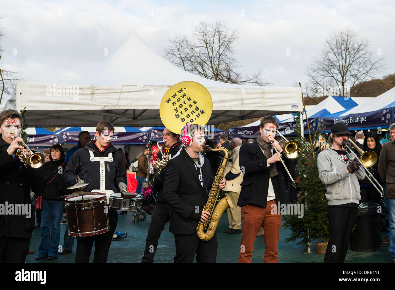 New York Brass Band un contemporaneo New Orleans-stile funky brass band a suonare in fiera di Natale nel Derbyshire Inghilterra Foto Stock