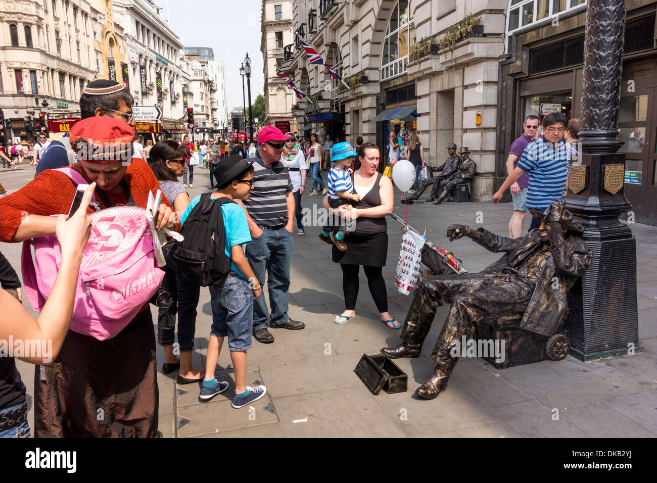Performer di strada e i passanti, London, Regno Unito Foto Stock