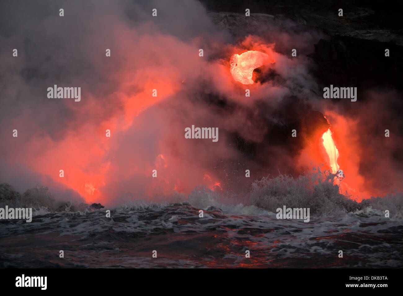 Hot Lava stream è fluente nell'oceano. Hawaii, Big Island. Foto Stock