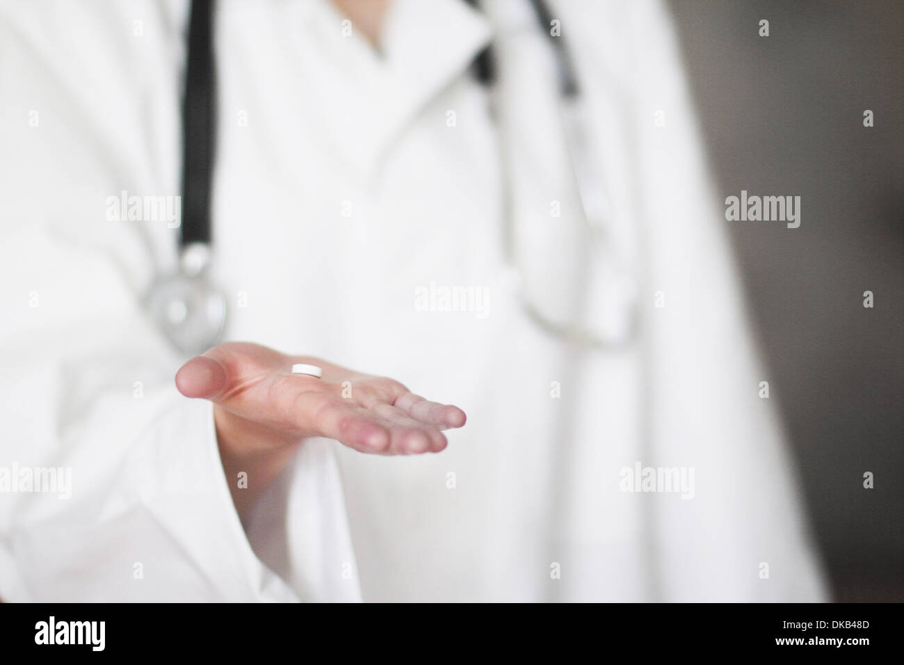 Close up studio shot del medico donna pillola tenendo a portata di mano Foto Stock