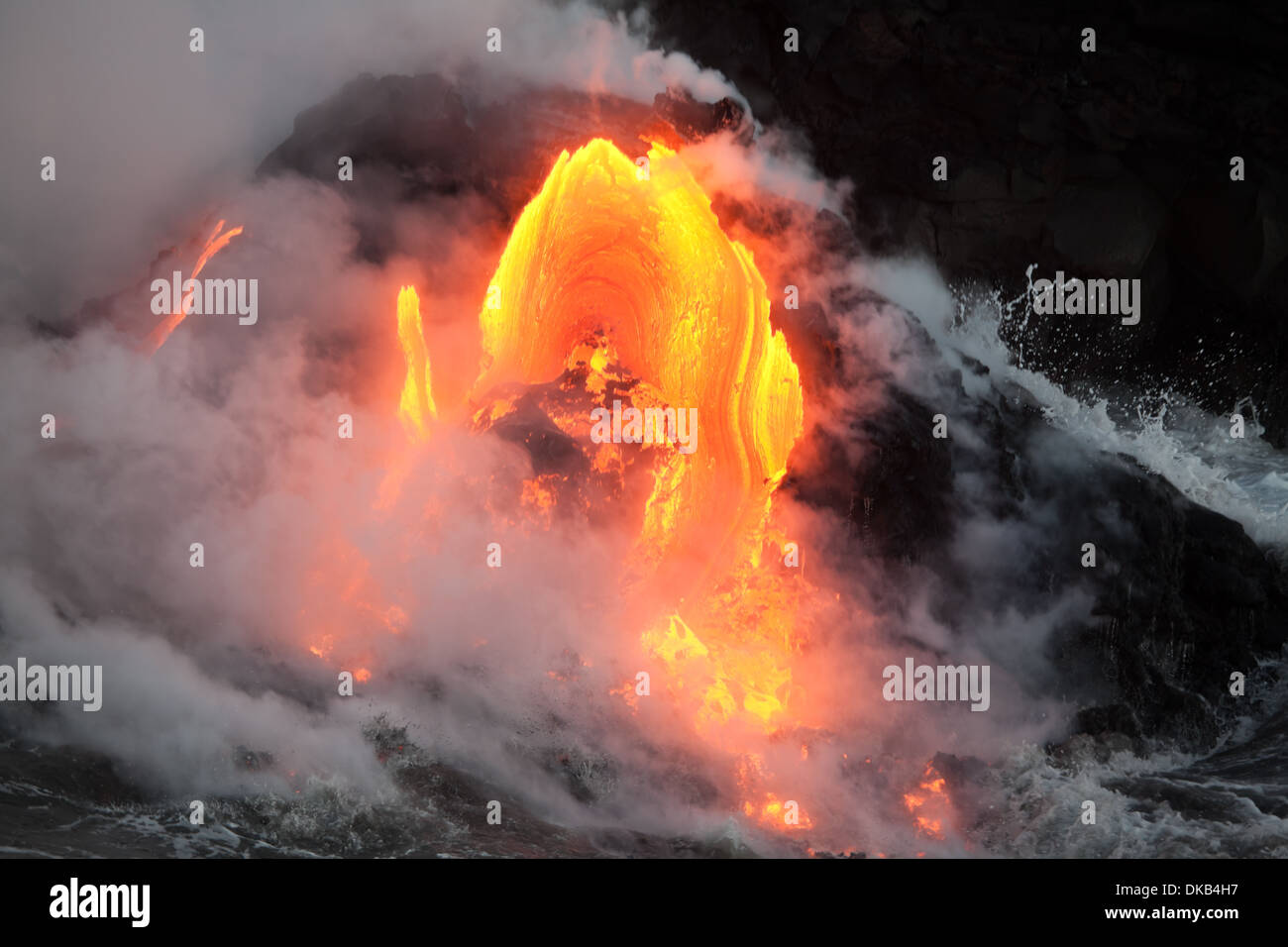 Hot Lava stream è fluente nell'oceano. Hawaii, Big Island. Foto Stock