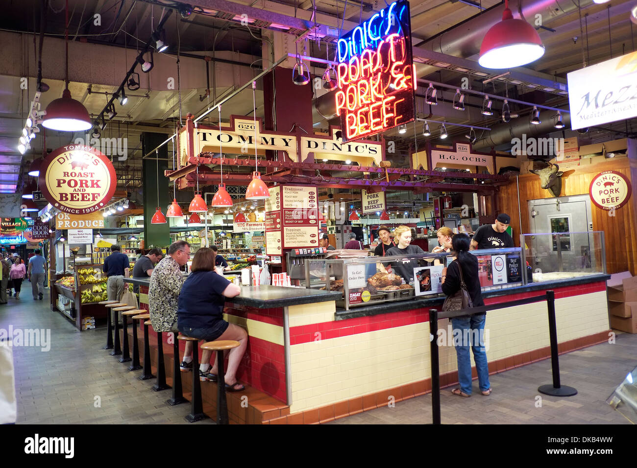 Vista del contatore a DiNic's sandwich shop situato presso la lettura termina Mercato in Philadelphia, PA. Foto Stock