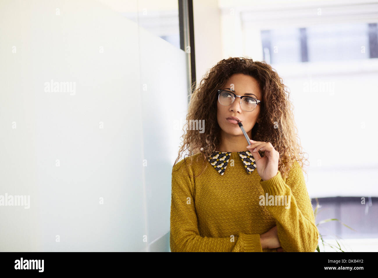 Femmina di lavoratore di ufficio tenendo pen Foto Stock