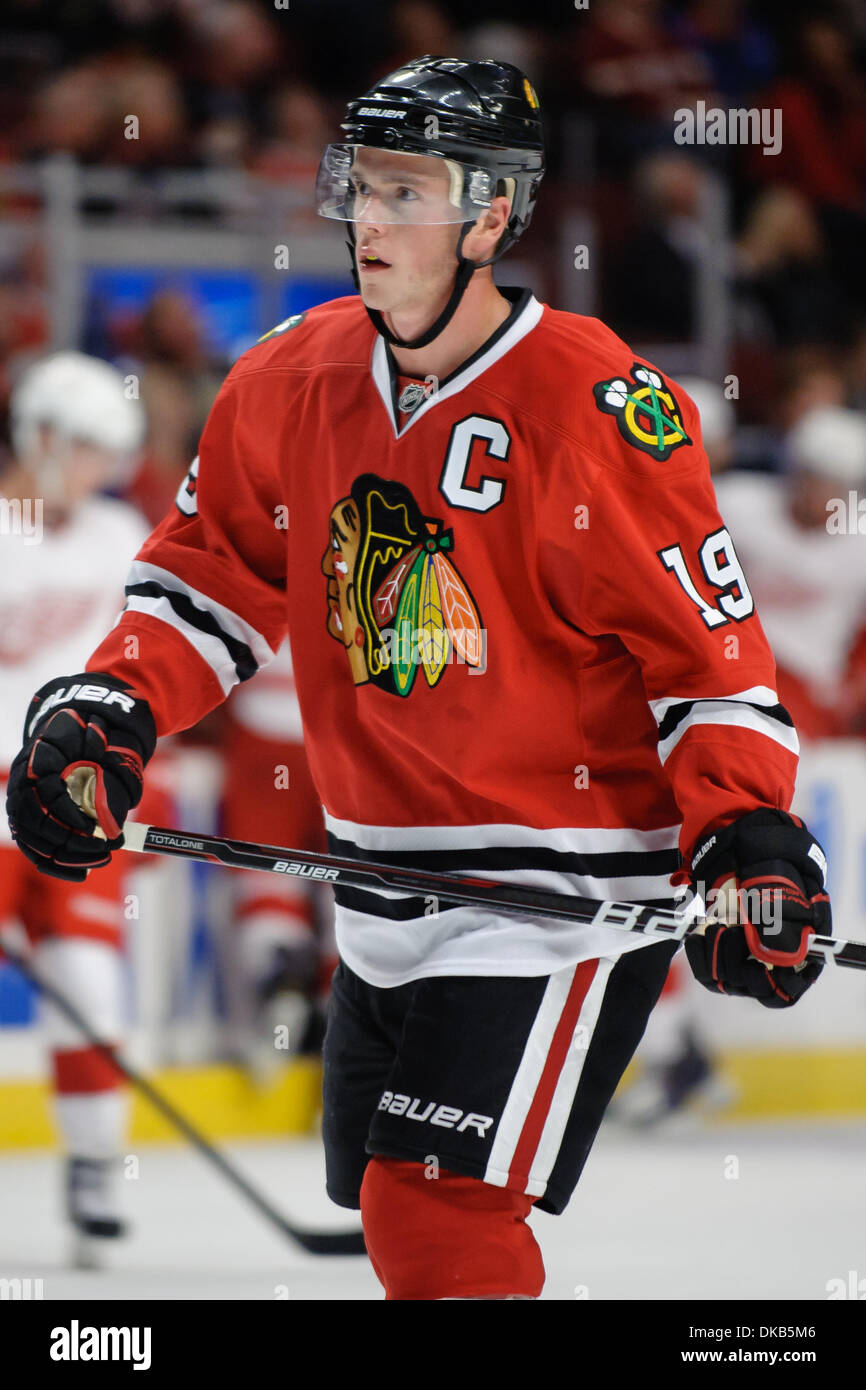 Sett. 28, 2011 - Chicago, Illinois, Stati Uniti - centro di Chicago Jonathan Toews (19) durante la NHL preseason game tra Chicago Blackhawks e le ali rosse di Detroit al United Center di Chicago, IL. Il Blackhawks sconfitto il Red Wings 4-3. (Credito Immagine: © John Rowland Southcreek/Global/ZUMAPRESS.com) Foto Stock