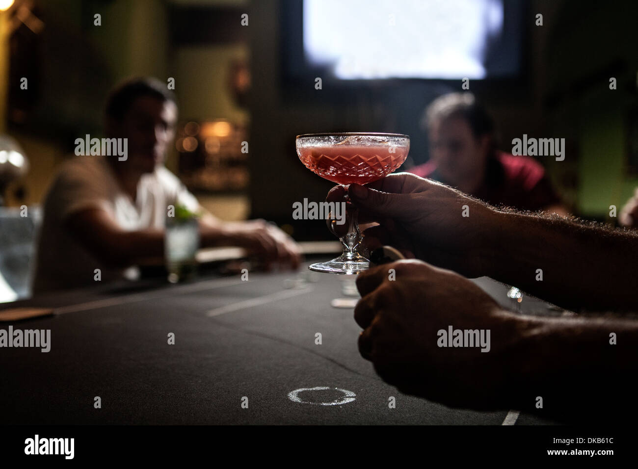 Metà uomini adulti giocando a poker e bere cocktail Foto Stock